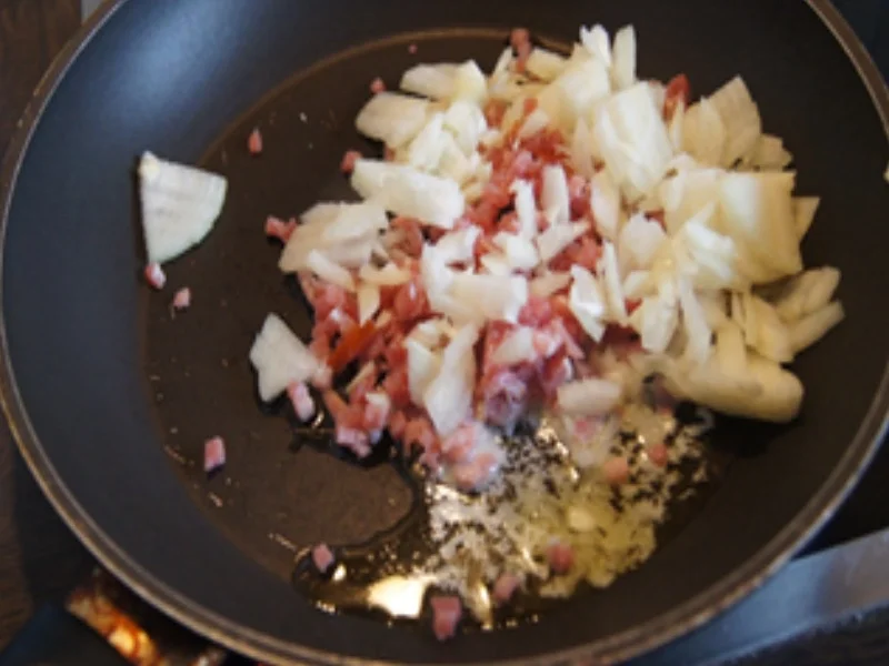 Rezept: Ragout mit Zwiebel- und Schinkenwürfeln, Wachteleiern und Drillingen Bild Nr. 5 Ragout mit Zwiebel- und Schinkenwürfeln, Wachteleiern und Drillingen - Rezept - Bild Nr. 5