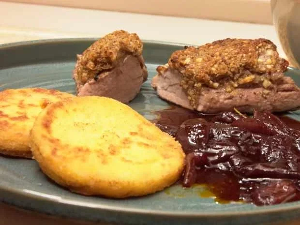 Schweinelende mit Schalotten in Rotwein und Kartoffelplätzchen - Rezept - Bild Nr. 16331