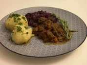 Rezept: Rehgulasch mit Rotkohl und selbstgemachten Klรถรen Bild Nr. 2 Rehgulasch mit Rotkohl und selbstgemachten Klรถรen - Rezept - Bild Nr. 2