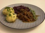 Rehgulasch mit Rotkohl und selbstgemachten Klößen - Rezept - Bild Nr. 2