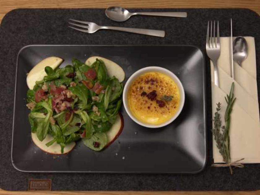 An Feldsalatnest gebettete Crème Brulée mit Bacon Chips - von Das ...