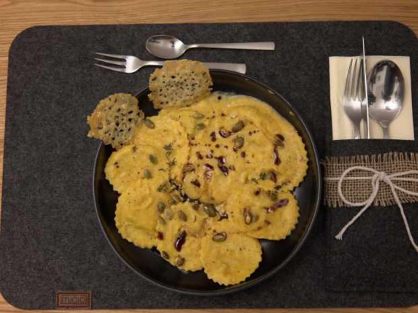 Nudeltaschen mit cremigem Butternusskürbis Kern und Parmesanchip - von ...