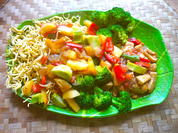 Hühnerpotpourri mit Brokkoli und knusprigen Nudeln - Rezept - Bild Nr. 16331