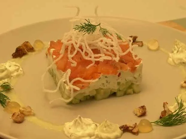 Gebeiztes Lachstürmchen mit Avocadocreme und Apfelperlen - Rezept - Bild Nr. 2