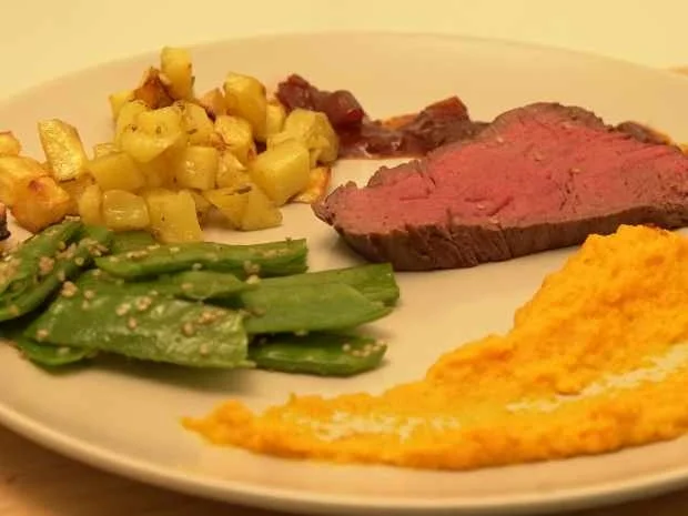Rinderfilet mit Rosmarinkartoffelwürfel und Möhrenpüree - Rezept - Bild Nr. 2