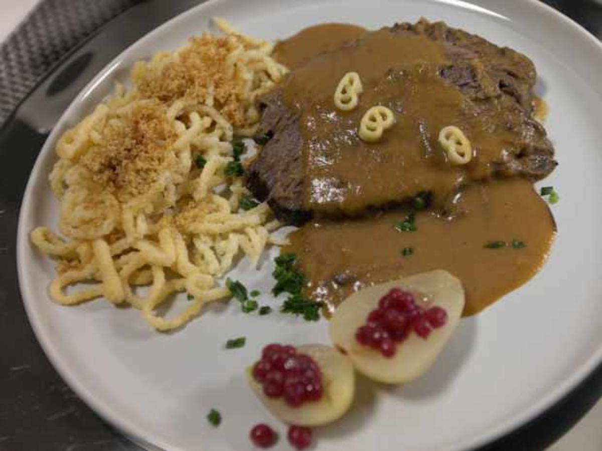 Sauerbraten mit Spätzle und Kartoffelsalat - Rezept - kochbar.de