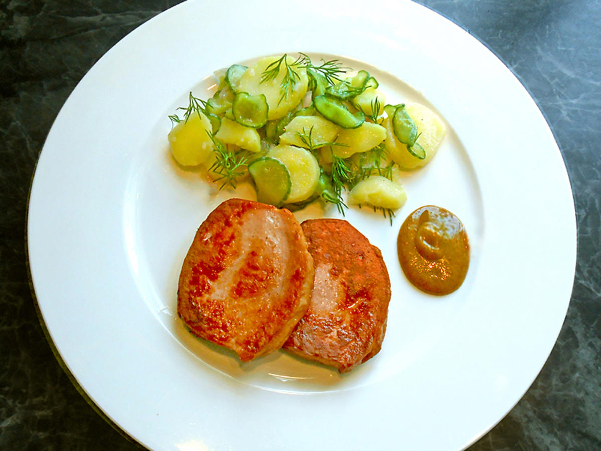 Gebratener Leberkäs mit Gurken-Kartoffelsalat - Rezept - kochbar.de