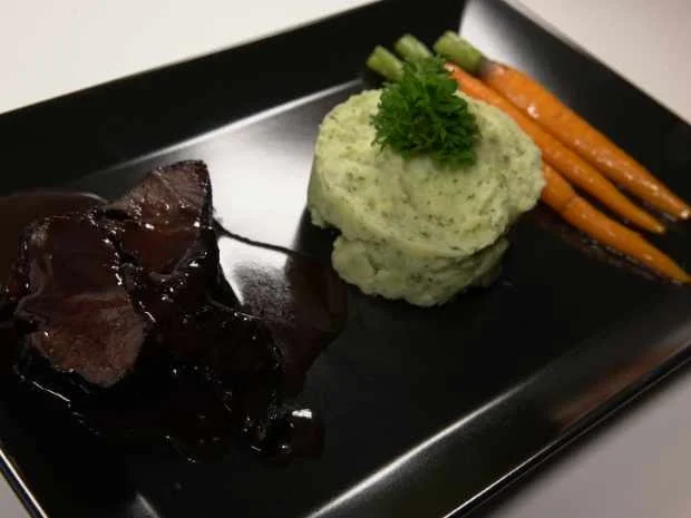 Ochsenbacken in Portwein mit glasierten Karotten und grünem Püree - Rezept - Bild Nr. 2