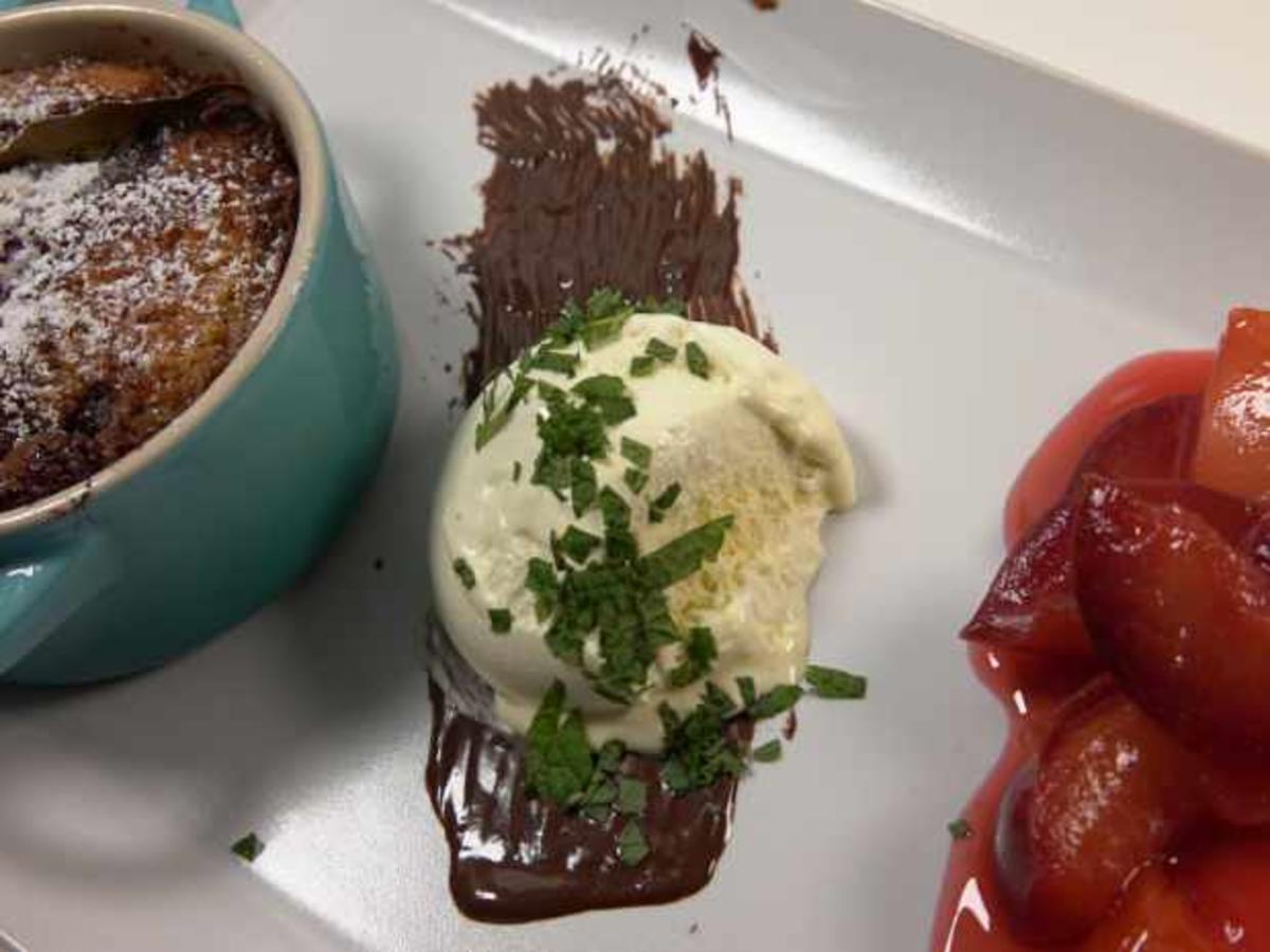 Brombeer-Friand mit Lorbeer, Vanille-Eis und Pflaumen-Kompott - Rezept ...