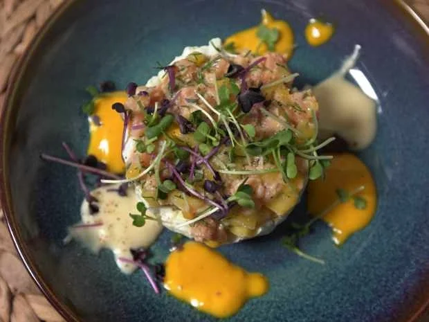 Lachstatar auf Wasabi-Gurken-Creme und Pumpernickel-Crumble - Rezept - Bild Nr. 2