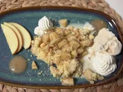 Tonkabohnen-Eis mit Tonka-Nougat-Sahne und Apfel Crumble - Rezept - Bild Nr. 2