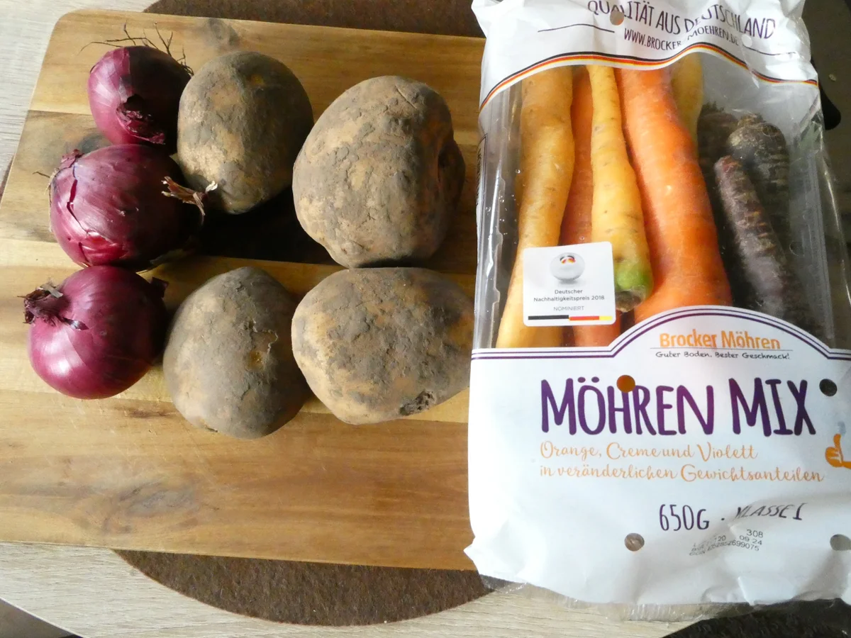 Rezept: Möhren-Mix-Kartoffel-Eintopf mit Kasseler und Petersilien-Pesto on Top Bild Nr. 16345 Möhren-Mix-Kartoffel-Eintopf mit Kasseler und Petersilien-Pesto on Top - Rezept - Bild Nr. 16345