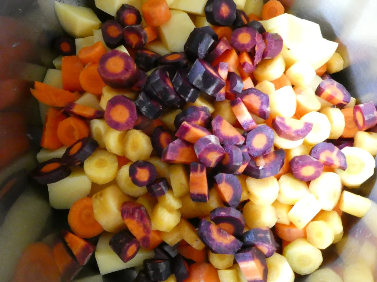 Rezept: Möhren-Mix-Kartoffel-Eintopf mit Kasseler und Petersilien-Pesto on Top Bild Nr. 16346 Möhren-Mix-Kartoffel-Eintopf mit Kasseler und Petersilien-Pesto on Top - Rezept - Bild Nr. 16346