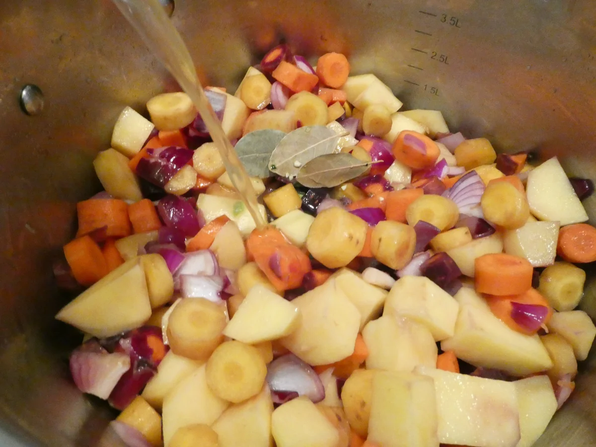 Rezept: Möhren-Mix-Kartoffel-Eintopf mit Kasseler und Petersilien-Pesto on Top Bild Nr. 16347 Möhren-Mix-Kartoffel-Eintopf mit Kasseler und Petersilien-Pesto on Top - Rezept - Bild Nr. 16347