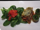 Vorspeise: Kleine Brotlasagne auf Feldsalat und Zucchiniröllchen - Rezept - Bild Nr. 16344
