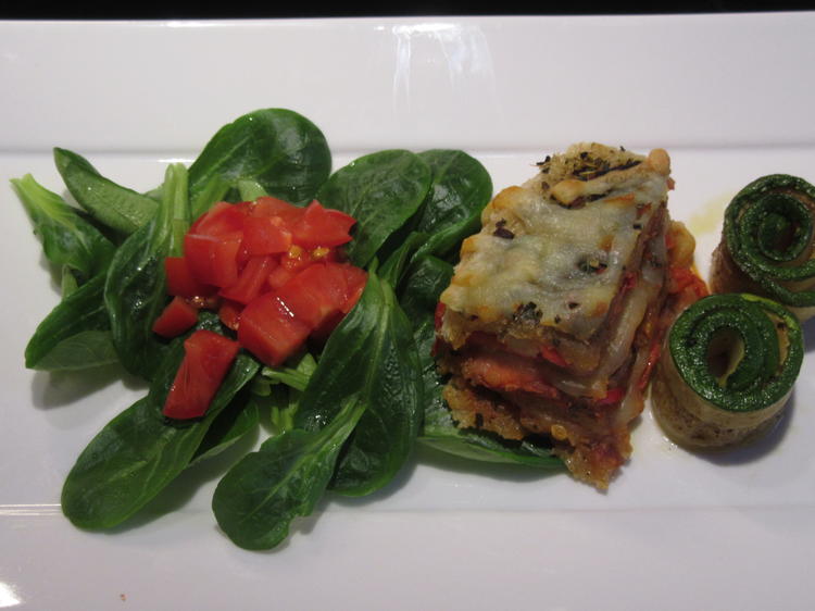 Vorspeise: Kleine Brotlasagne auf Feldsalat und Zucchiniröllchen ...