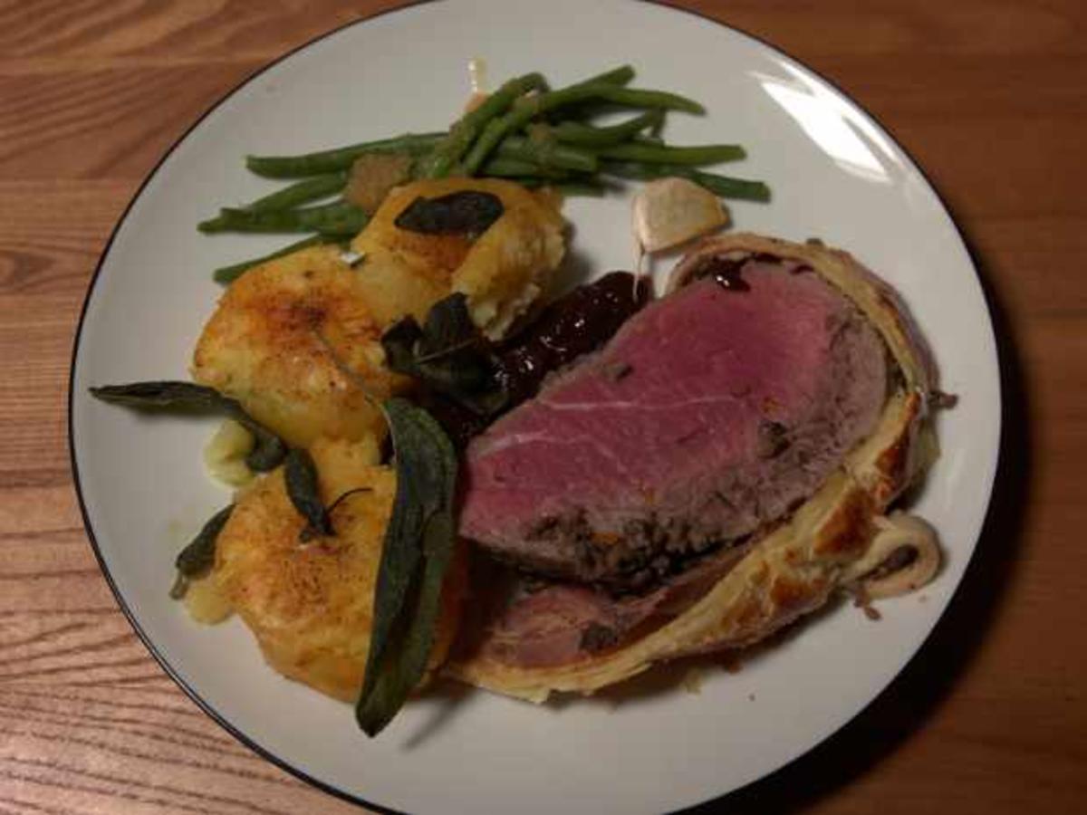 Beef Wellington mit Roast Potatoes und grünen Bohnen - Rezept - kochbar.de