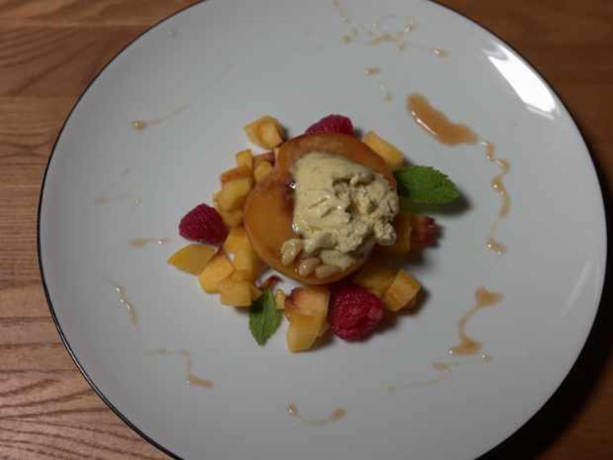 Lavendel-Vanilletraum auf gebratenem Pfirsich - Rezept - kochbar.de