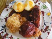 Geräucherte Schweinehaxe mit Sauce, pikanten Sauerkraut und Seidenknödel - Rezept - Bild Nr. 2
