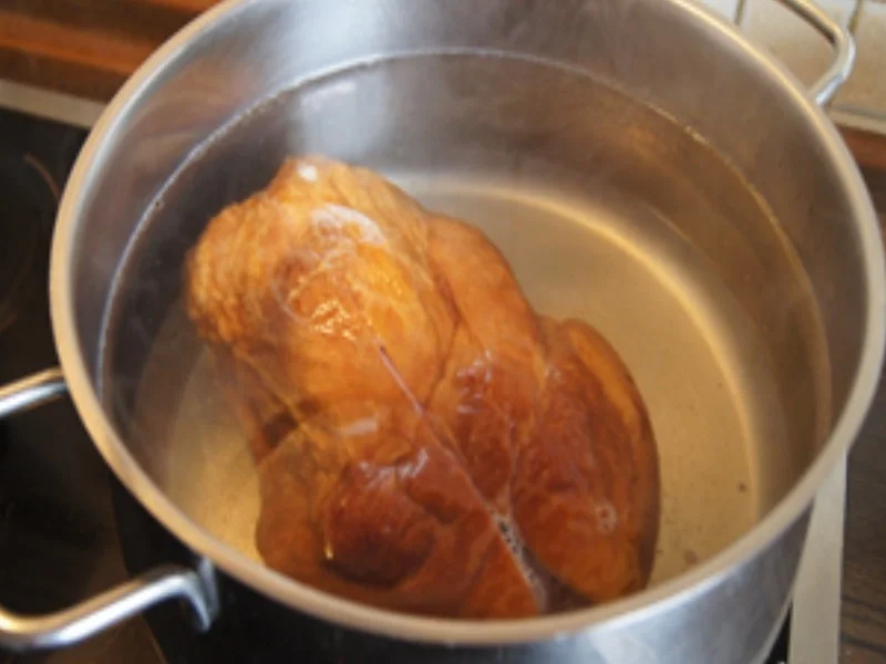 Geräucherte Schweinehaxe mit Sauce, pikanten Sauerkraut und Seidenknödel - Rezept - Bild Nr. 4