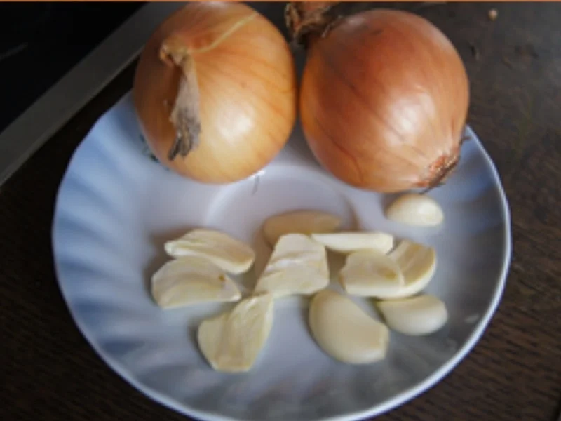 Geräucherte Schweinehaxe mit Sauce, pikanten Sauerkraut und Seidenknödel - Rezept - Bild Nr. 5