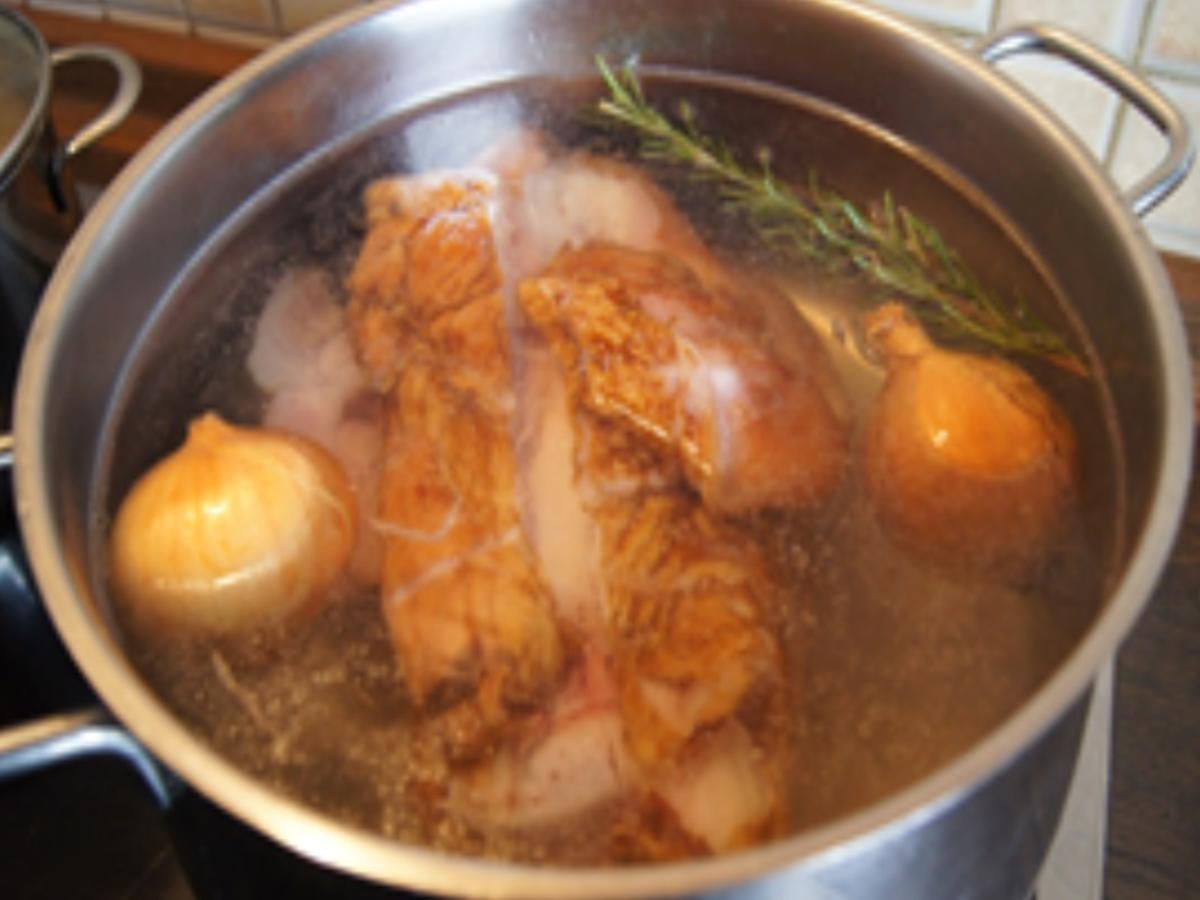 Geräucherte Schweinehaxe mit Sauce, pikanten Sauerkraut und Seidenknödel - Rezept - Bild Nr. 6