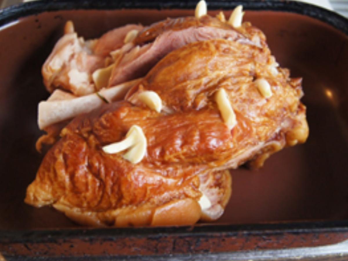Geräucherte Schweinehaxe mit Sauce, pikanten Sauerkraut und Seidenknödel - Rezept - Bild Nr. 8