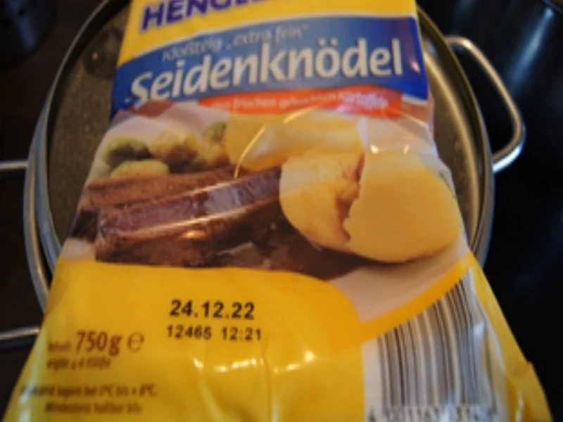 Geräucherte Schweinehaxe mit Sauce, pikanten Sauerkraut und Seidenknödel - Rezept - Bild Nr. 16