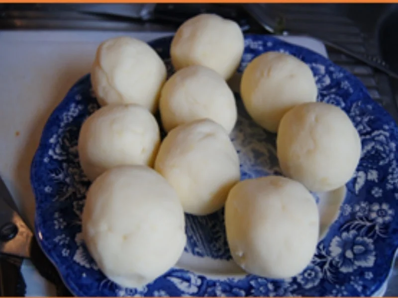 Geräucherte Schweinehaxe mit Sauce, pikanten Sauerkraut und Seidenknödel - Rezept - Bild Nr. 17