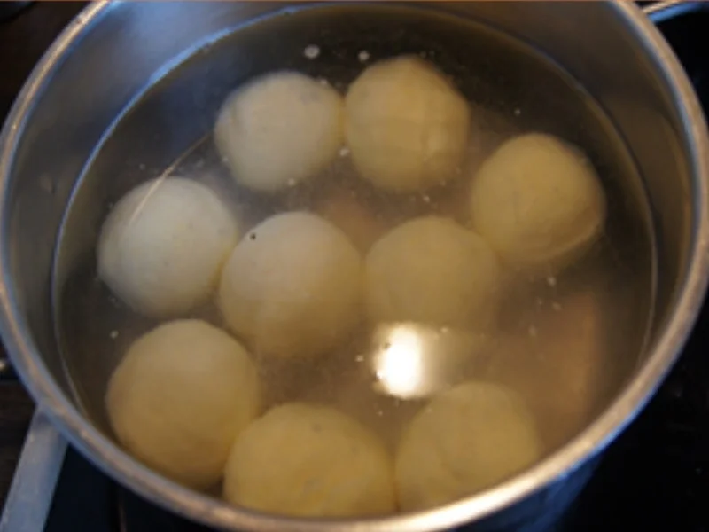 Geräucherte Schweinehaxe mit Sauce, pikanten Sauerkraut und Seidenknödel - Rezept - Bild Nr. 18