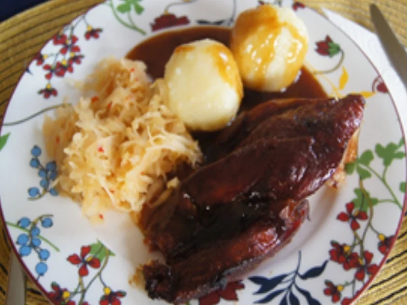 Geräucherte Schweinehaxe mit Sauce, pikanten Sauerkraut und Seidenknödel - Rezept - Bild Nr. 20