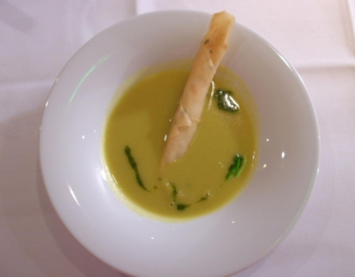 Bilder für Maissuppe mit Lachs-Frühlingsrolle an Koriander-Ingwer-Pesto - Rezept