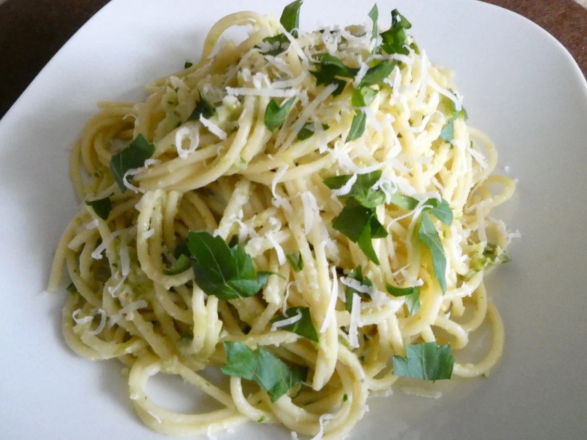 Rezept: Spaghetti mit Rosenkohl-Pesto Bild Nr. 16345 Spaghetti mit Rosenkohl-Pesto - Rezept - Bild Nr. 16345