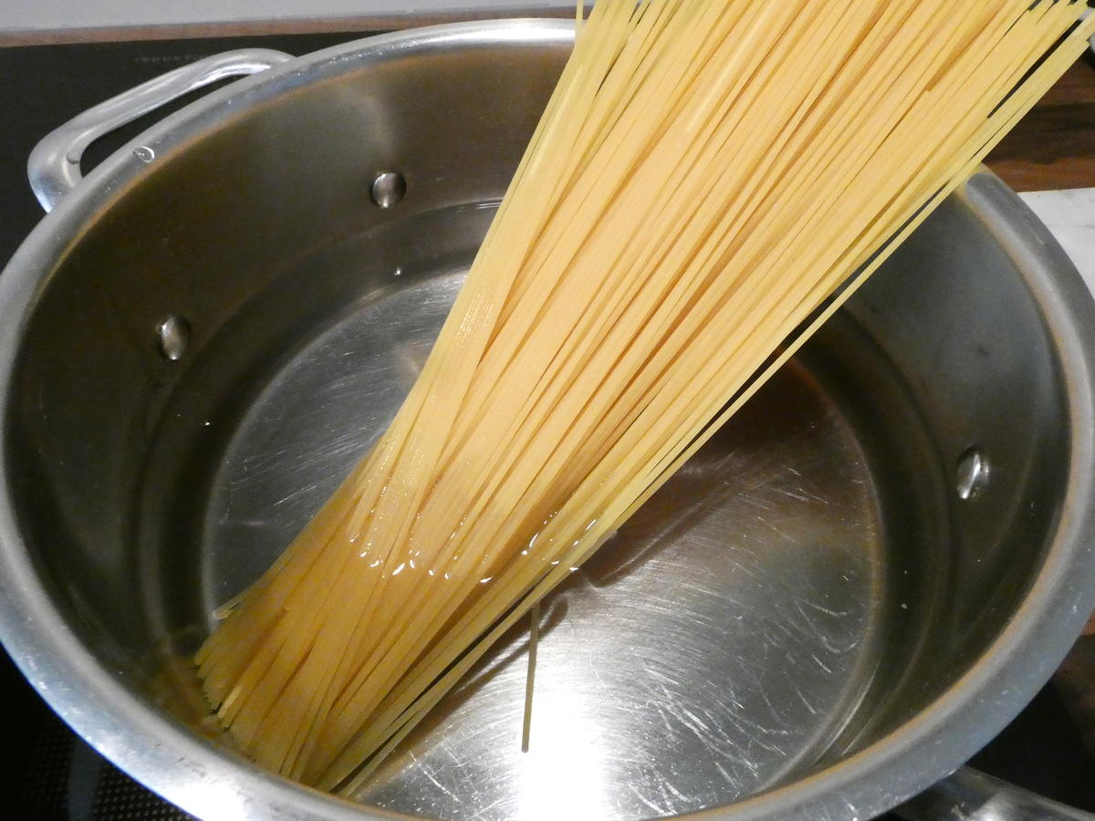 Spaghetti mit Rosenkohl-Pesto - Rezept - Bild Nr. 16352