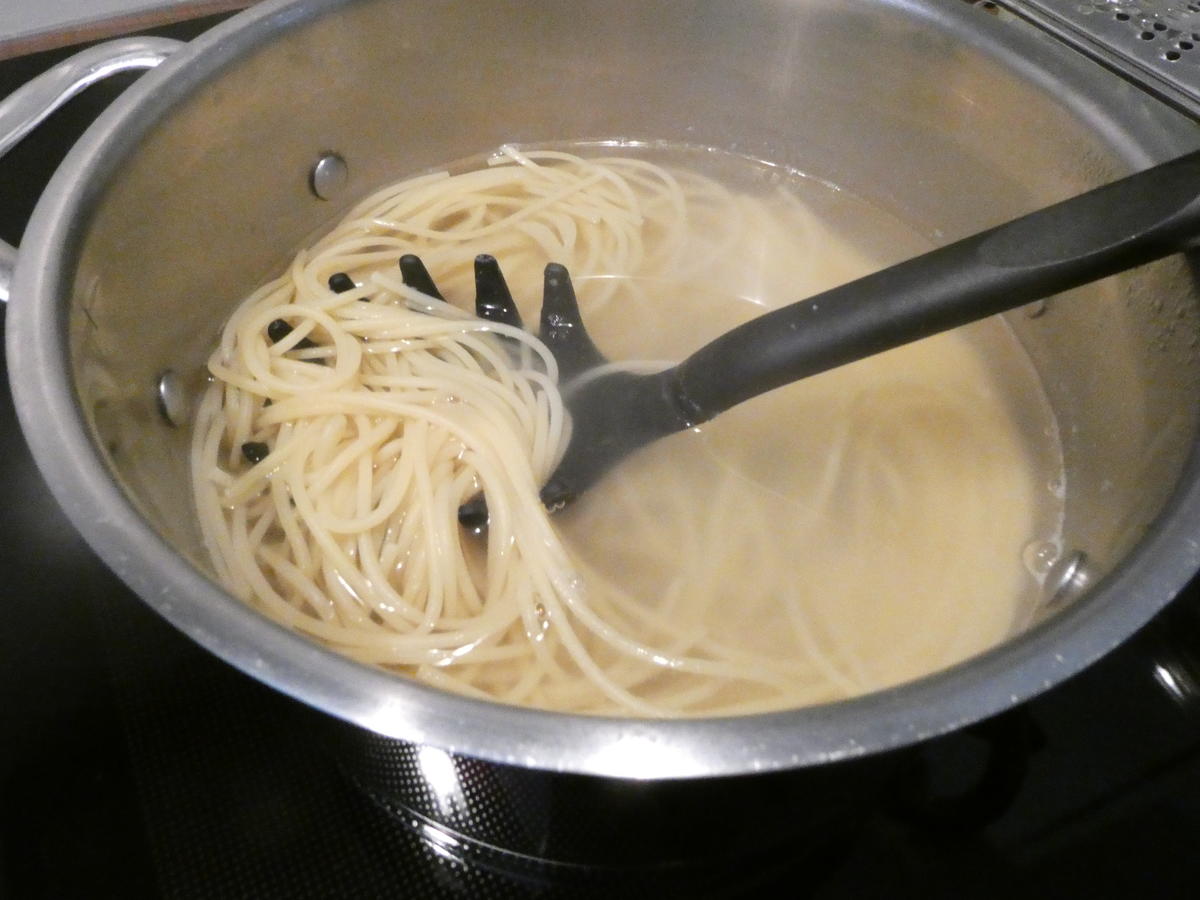 Spaghetti mit Rosenkohl-Pesto - Rezept - Bild Nr. 16353