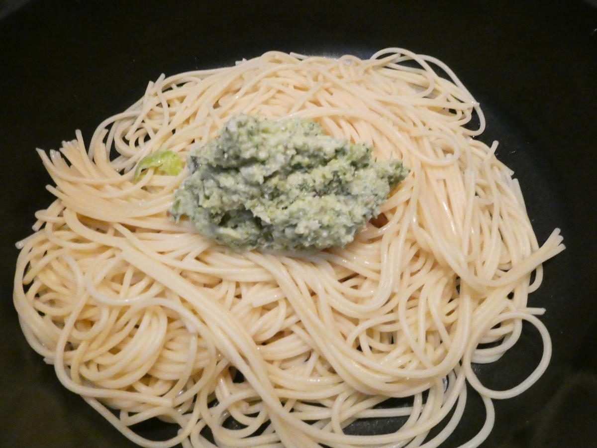 Spaghetti mit Rosenkohl-Pesto - Rezept - Bild Nr. 16357