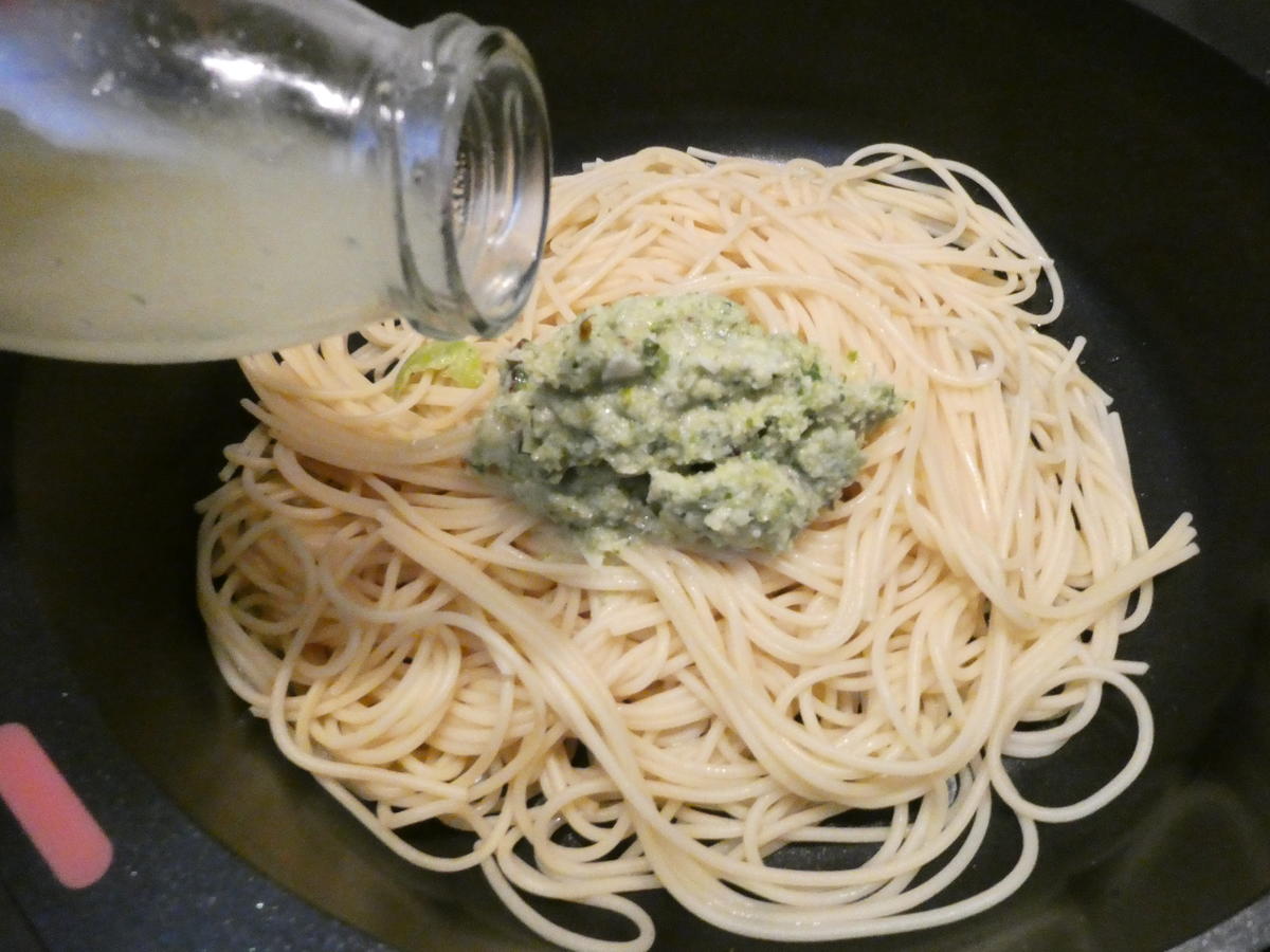 Spaghetti mit Rosenkohl-Pesto - Rezept - Bild Nr. 16359
