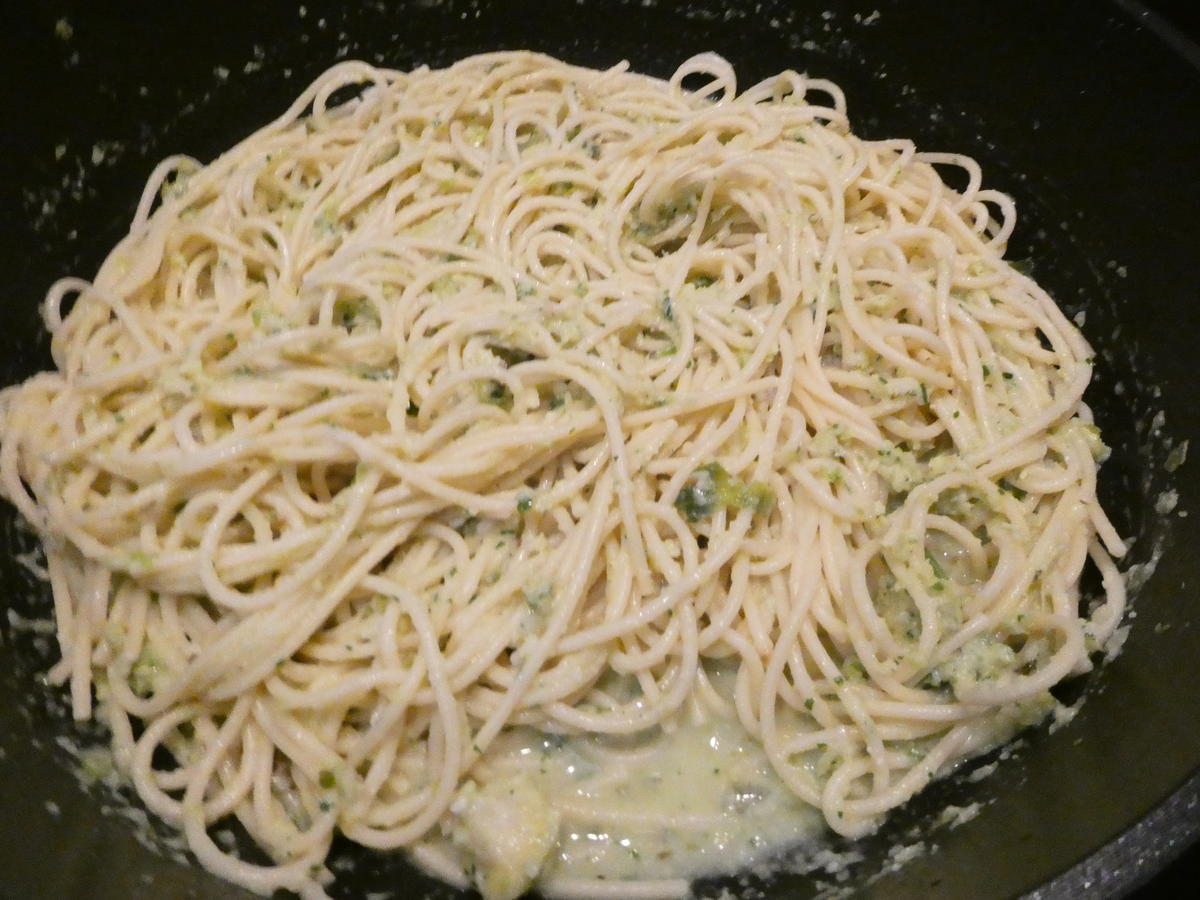 Spaghetti mit Rosenkohl-Pesto - Rezept - Bild Nr. 16360