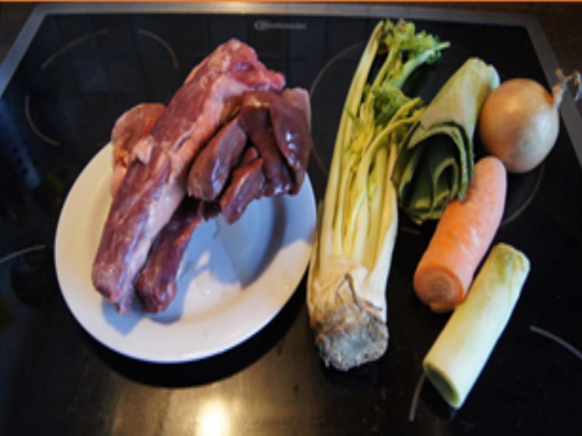 Suppe aus Gans und Gemüseresten mit Gänseleberknödel - einfach - von ...
