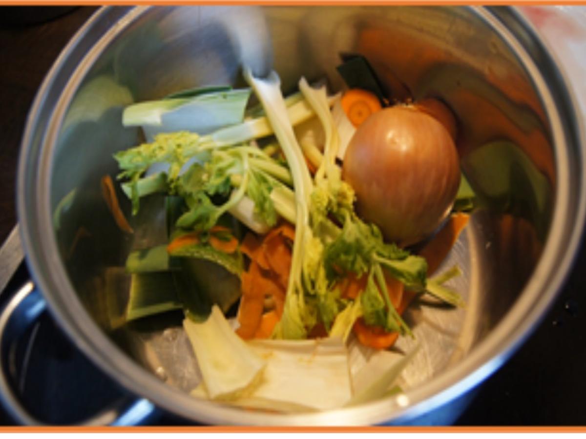 Suppe aus Gans-und Gemüseresten mit Gänseleberknödel - Rezept - Bild Nr. 4