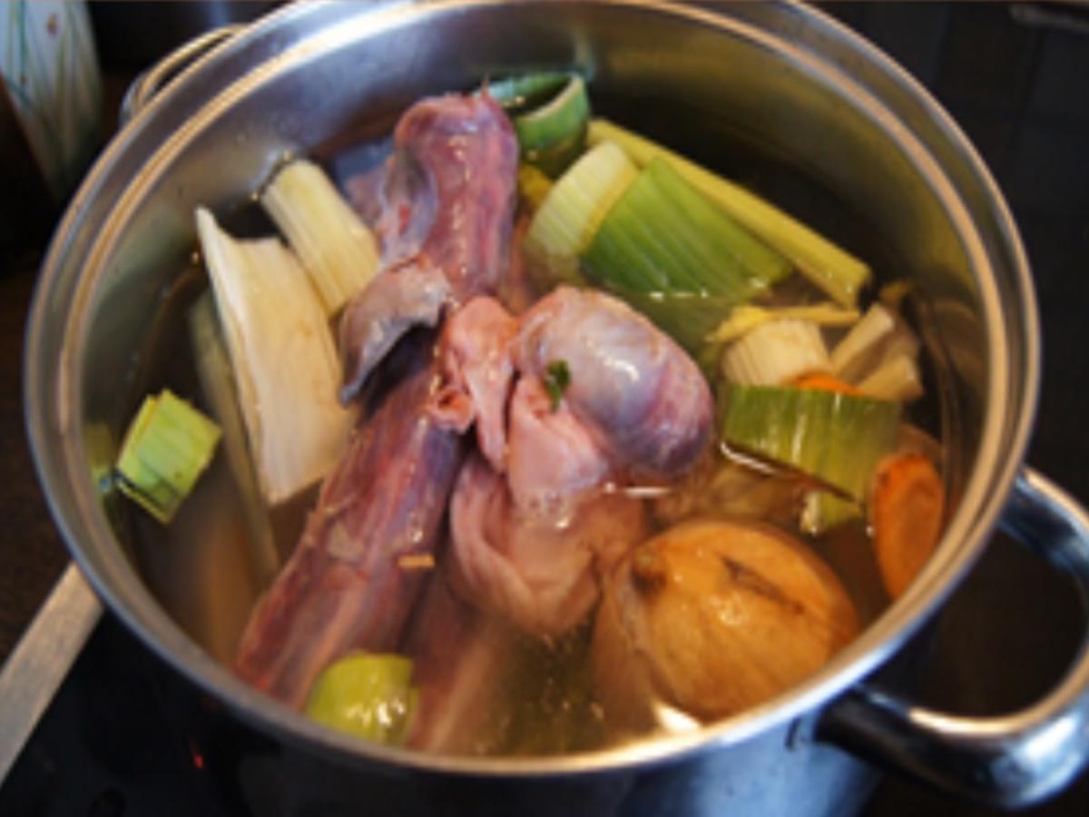 Suppe aus Gans-und Gemüseresten mit Gänseleberknödel - Rezept - Bild Nr. 5