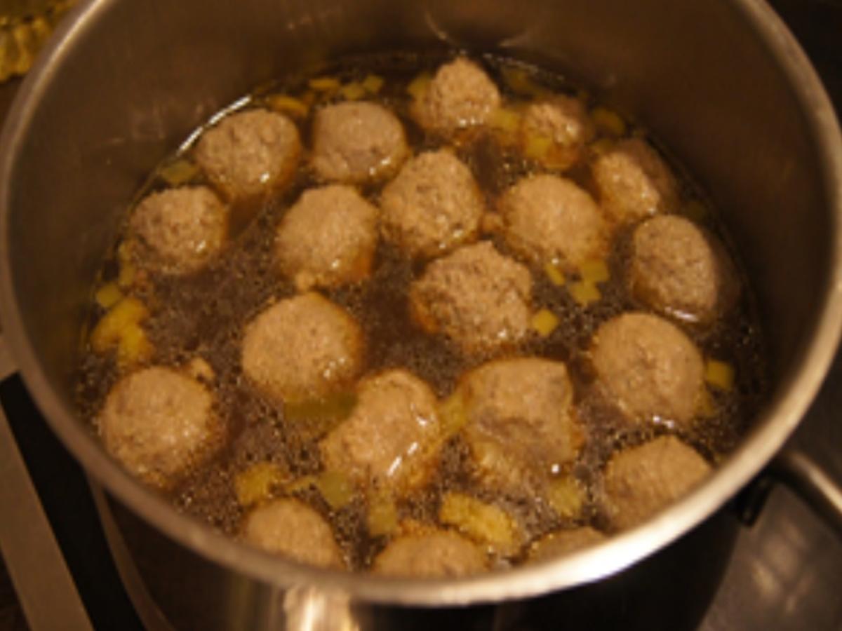 Suppe aus Gans und Gemüseresten mit Gänseleberknödel - einfach - von ... Suppe aus Gans und Gemüseresten mit Gänseleberknödel - einfach - von ...
