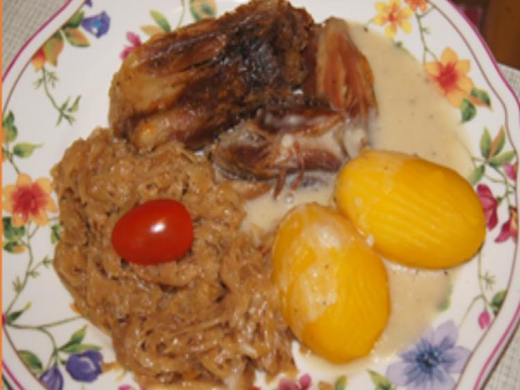 Schinkeneisbein mit heller Sauce, pikanten Sauerkraut und Salz ...