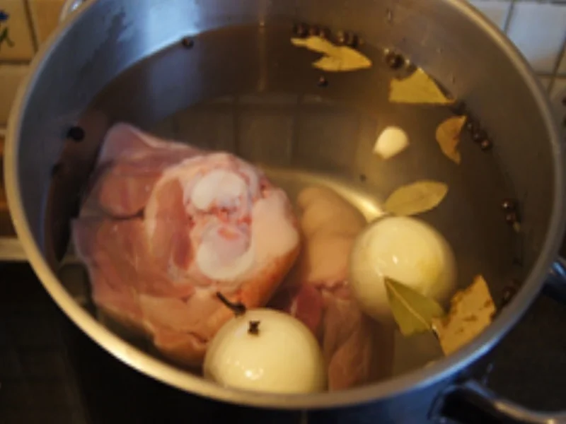 Schinkeneisbein mit heller Sauce, pikanten Sauerkraut und Salz-Kartoffeln - Rezept - Bild Nr. 16349