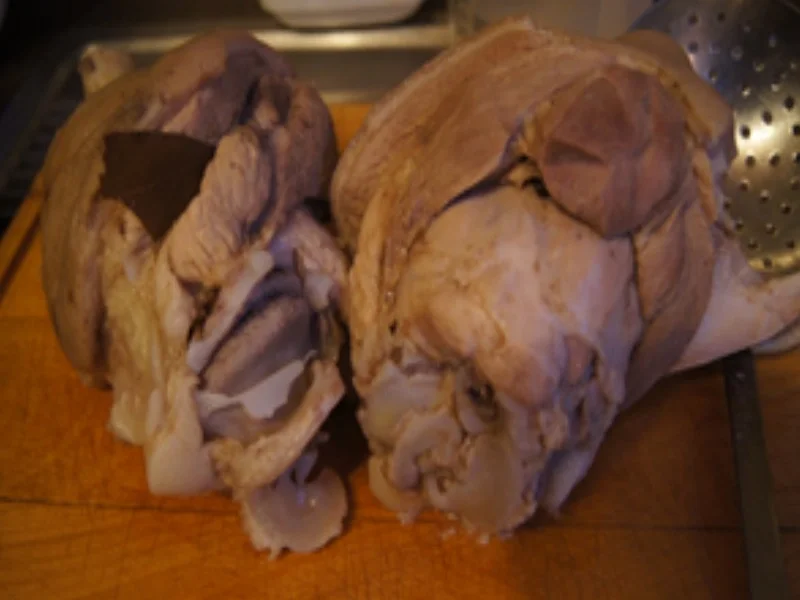 Schinkeneisbein mit heller Sauce, pikanten Sauerkraut und Salz-Kartoffeln - Rezept - Bild Nr. 16350