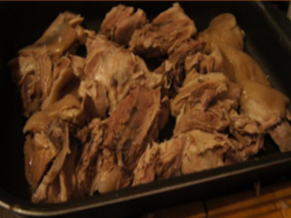 Schinkeneisbein mit heller Sauce, pikanten Sauerkraut und Salz ...