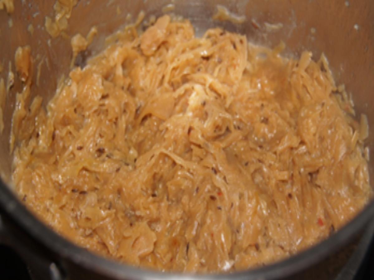 Schinkeneisbein mit heller Sauce, pikanten Sauerkraut und Salz ...
