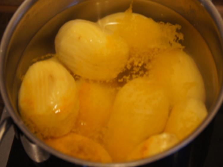 Schinkeneisbein mit heller Sauce, pikanten Sauerkraut und Salz ...