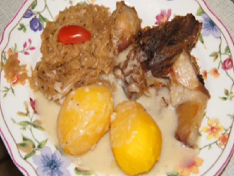 Schinkeneisbein mit heller Sauce, pikanten Sauerkraut und Salz-Kartoffeln - Rezept - Bild Nr. 16357