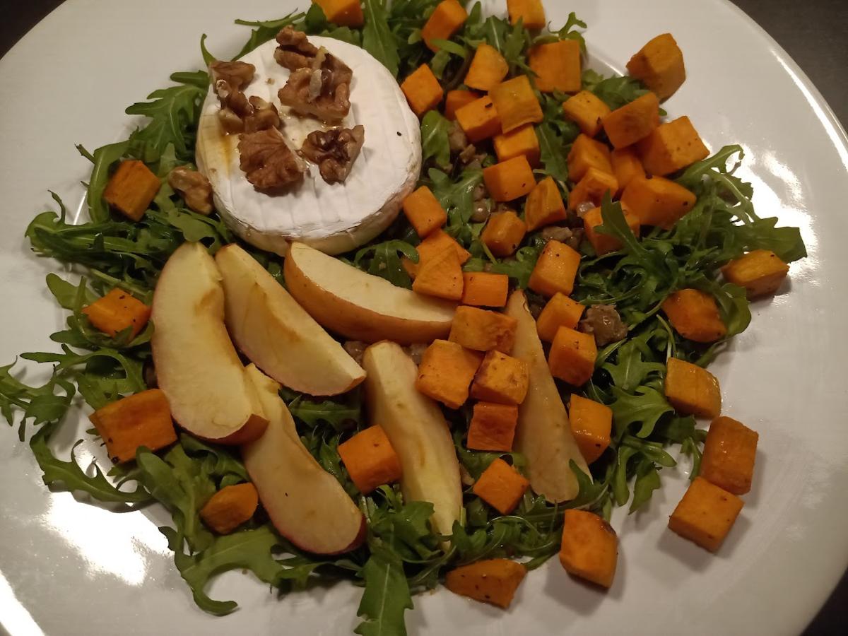 Camembert auf Rucola-Linsen-Salat mit Süßkartoffel und Apfelspalten ...